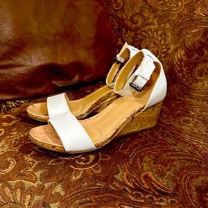 Naturalized cork heel shoes